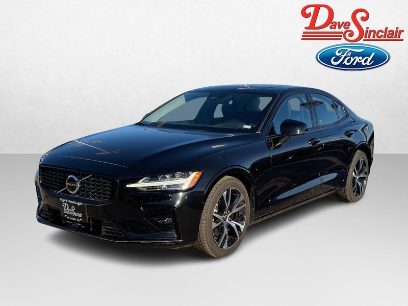 2024 Volvo S60 Plus Dark Theme