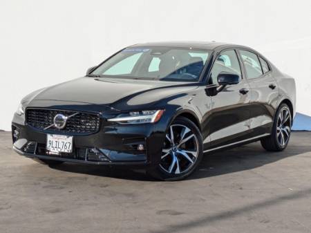 2024 Volvo S60 Plus Dark Theme