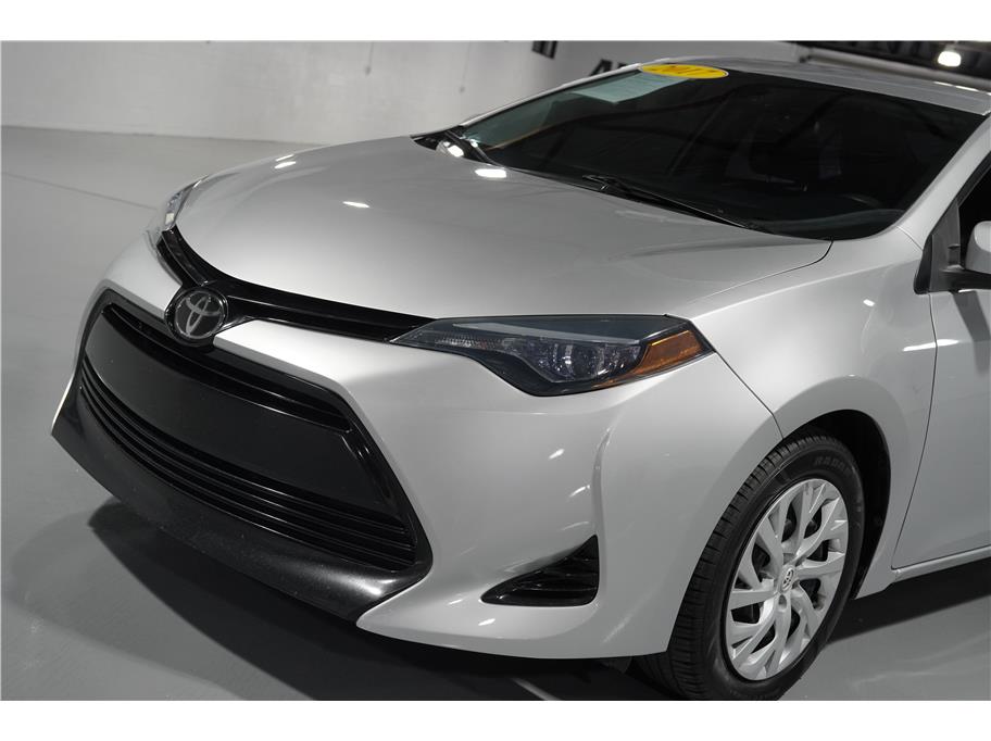 2017 Toyota Corolla LE photo 9