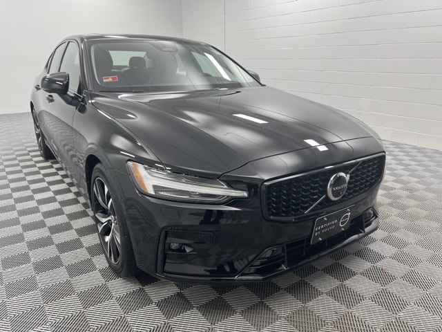 2023 Volvo S60 B5 Plus Dark Theme