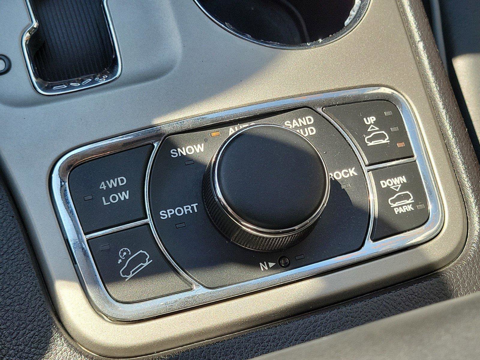 2013 Jeep Grand Cherokee Overland photo 21