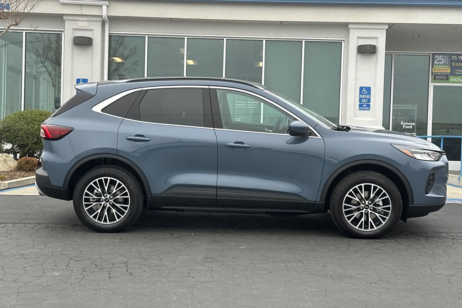 2025 Ford Escape photo 2