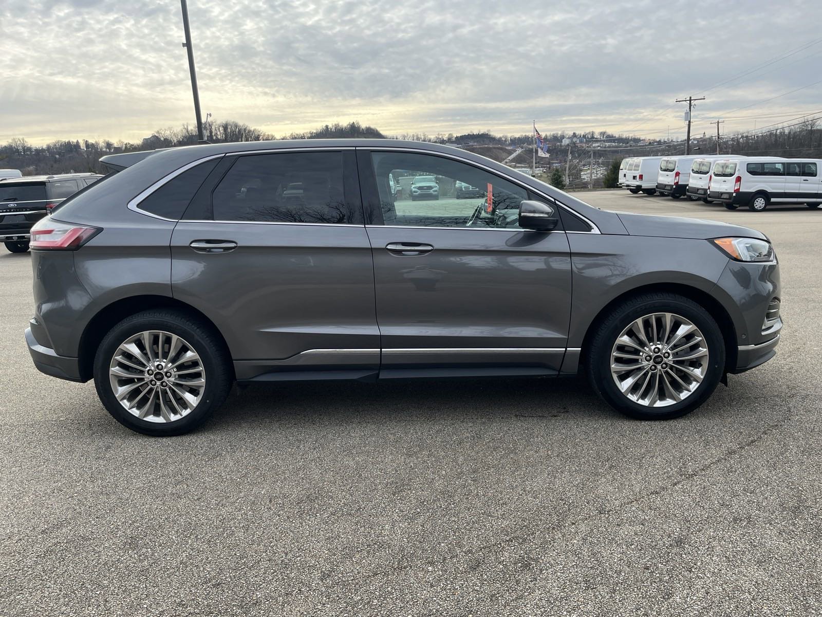 2022 Ford Edge Titanium photo 5