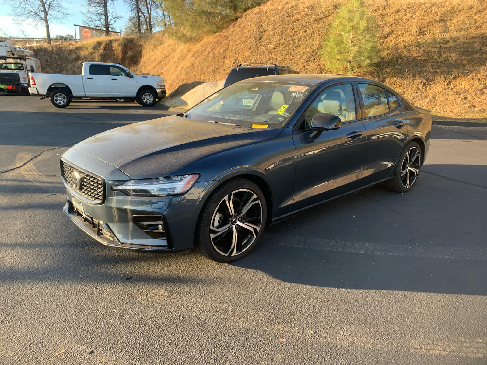 2024 Volvo S60 Plus Dark Theme