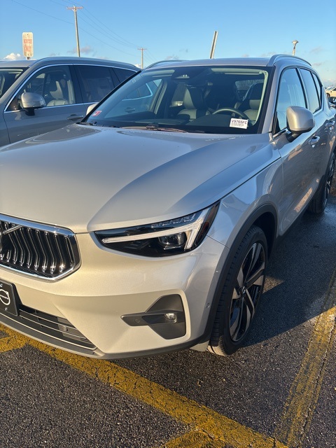 2025 Volvo XC40 B5 Plus Bright Theme