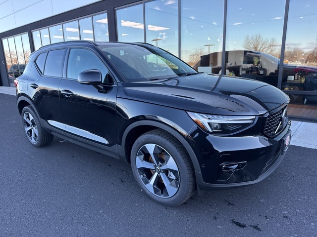 2025 Volvo XC40 B5 Plus Dark Theme