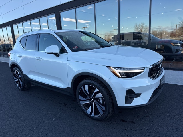 2025 Volvo XC40 B5 Plus Bright Theme