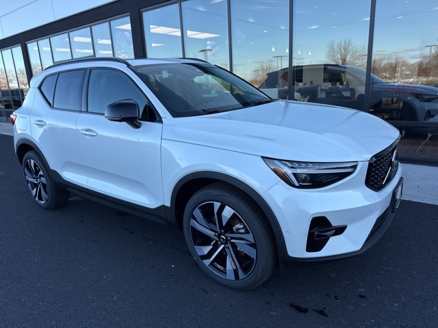 2025 Volvo XC40 B5 Plus Dark Theme