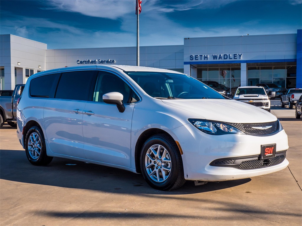 2022 Chrysler Voyager LX