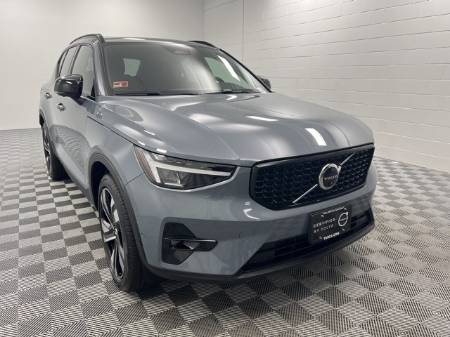 2023 Volvo XC40 B5 Plus Dark Theme