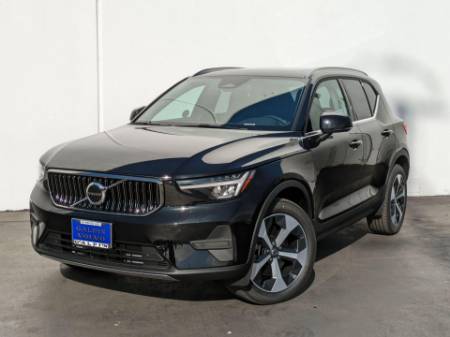 2025 Volvo XC40 B5 Core Bright Theme