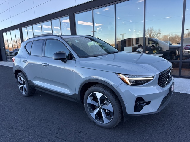 2025 Volvo XC40 B5 Plus Dark Theme