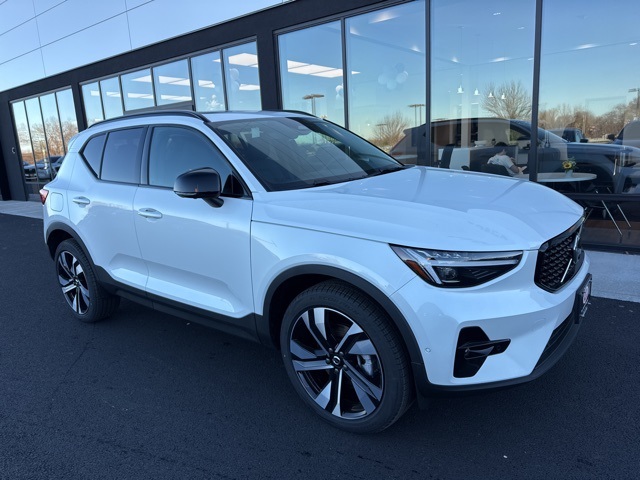 2025 Volvo XC40 B5 Plus Dark Theme