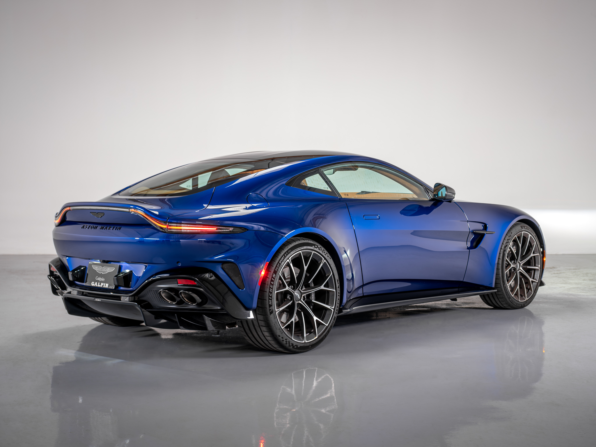 2025 Aston Martin Vantage photo 2