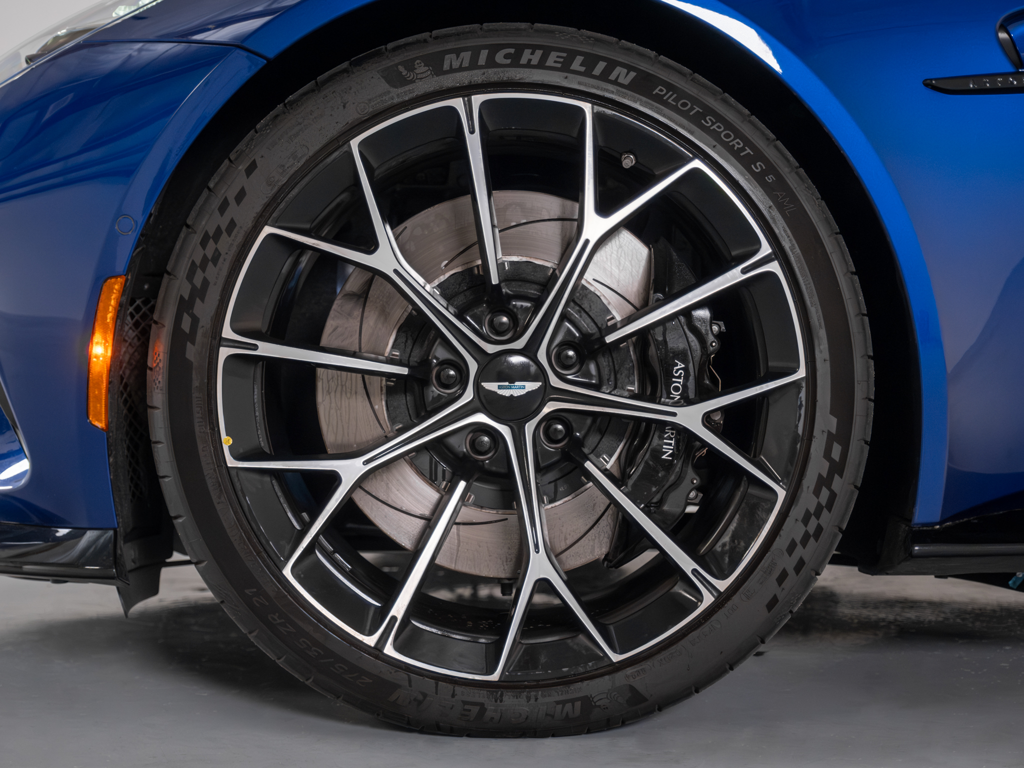 2025 Aston Martin Vantage photo 4