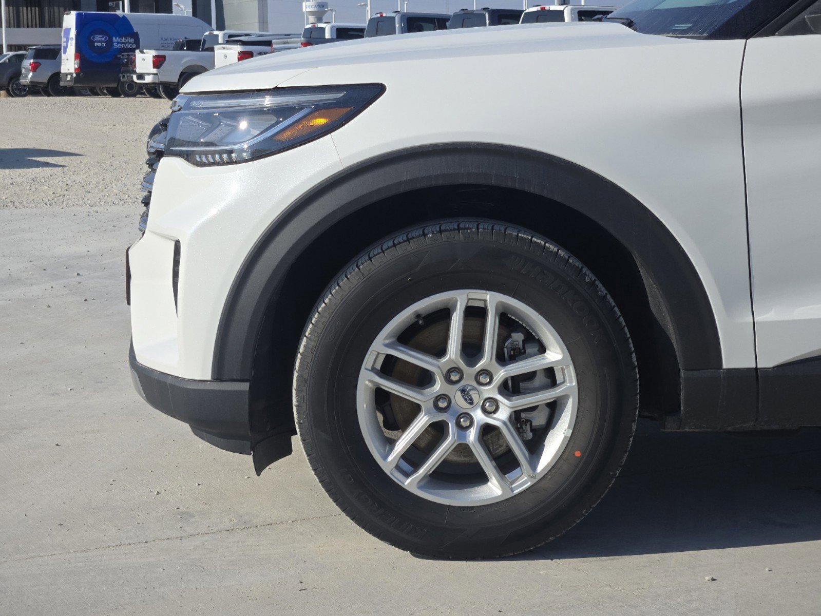 2025 Ford Explorer photo 3
