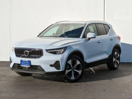 2025 Volvo XC40 B5 Core Bright Theme