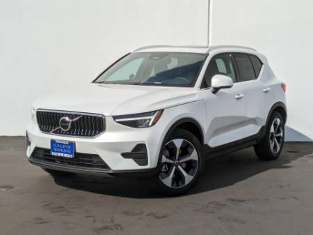 2025 Volvo XC40 B5 Core Bright Theme