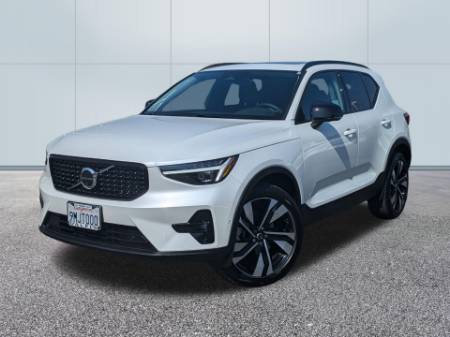 2024 Volvo XC40 B5 Ultimate Dark Theme