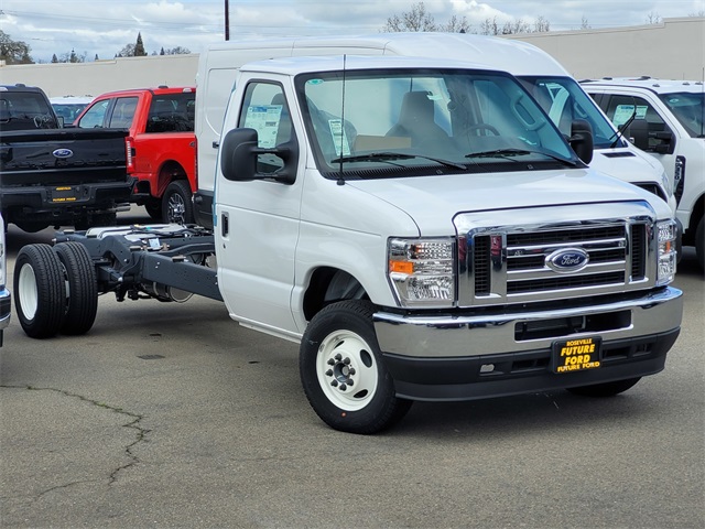 2025 Ford E-450SD Base