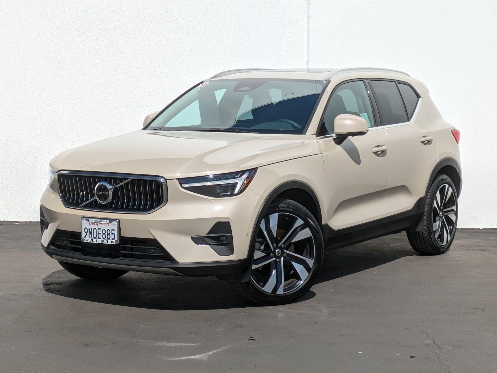 2025 Volvo XC40 B5 Plus Bright Theme