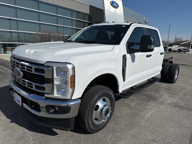 2025 Ford F-350 photo 2