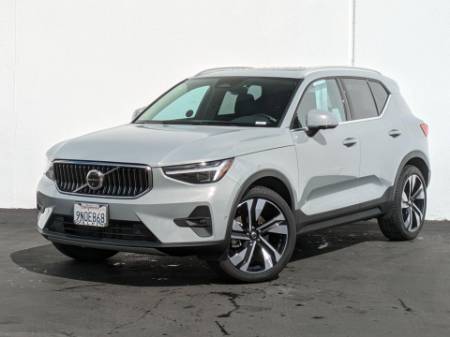 2025 Volvo XC40 B5 Ultra Bright Theme