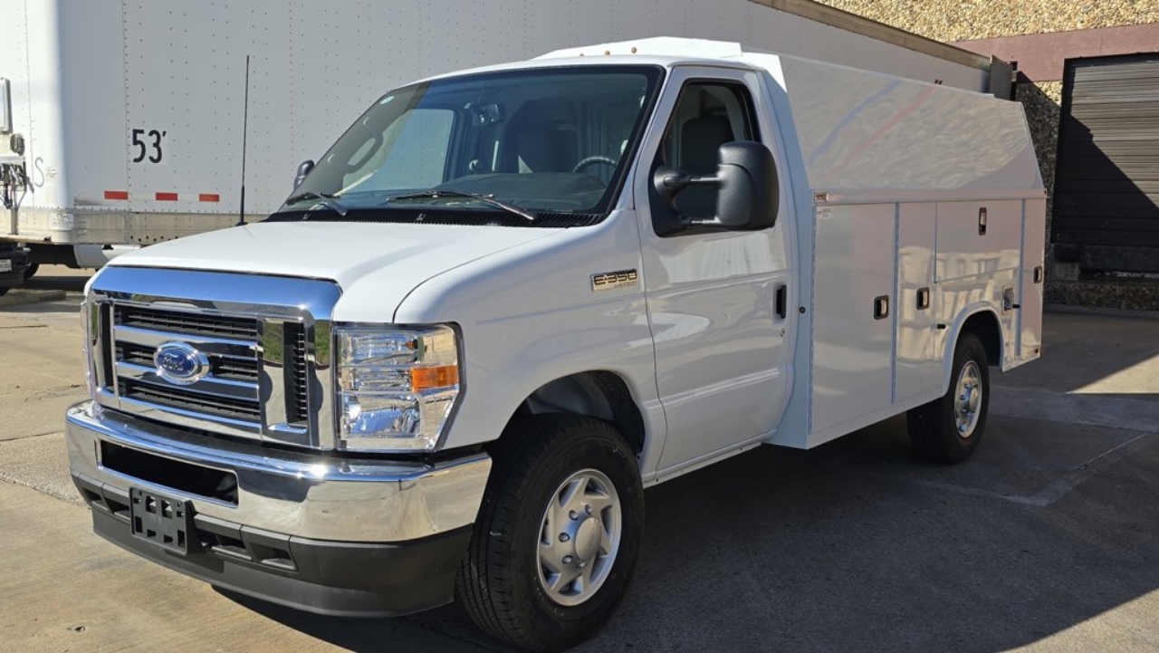 2025 Ford E-Series Cutaway Base