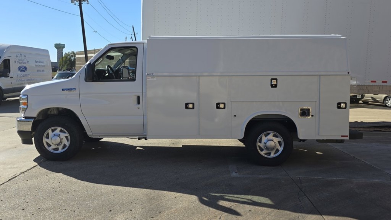 2025 Ford E-Series Cutaway Base