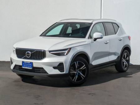 2025 Volvo XC40 B5 Core Bright Theme