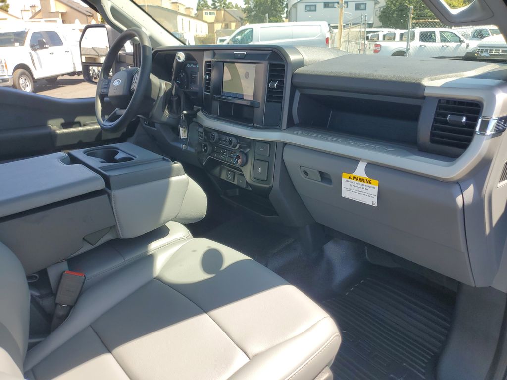 2025 Ford F-350 photo 7