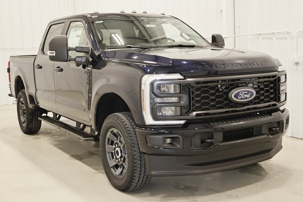 2025 Ford F-350 photo 2