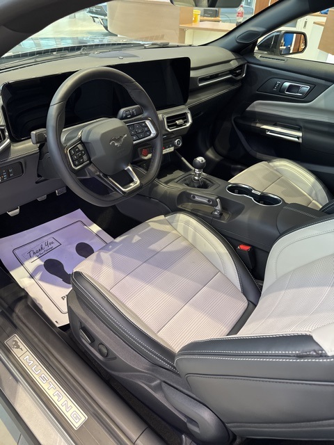 2025 Ford Mustang GT Premium photo 5