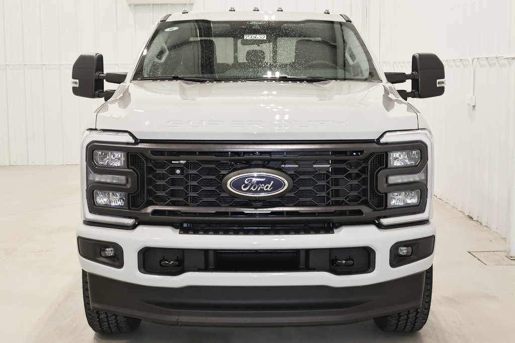 2025 Ford F-350 photo 3