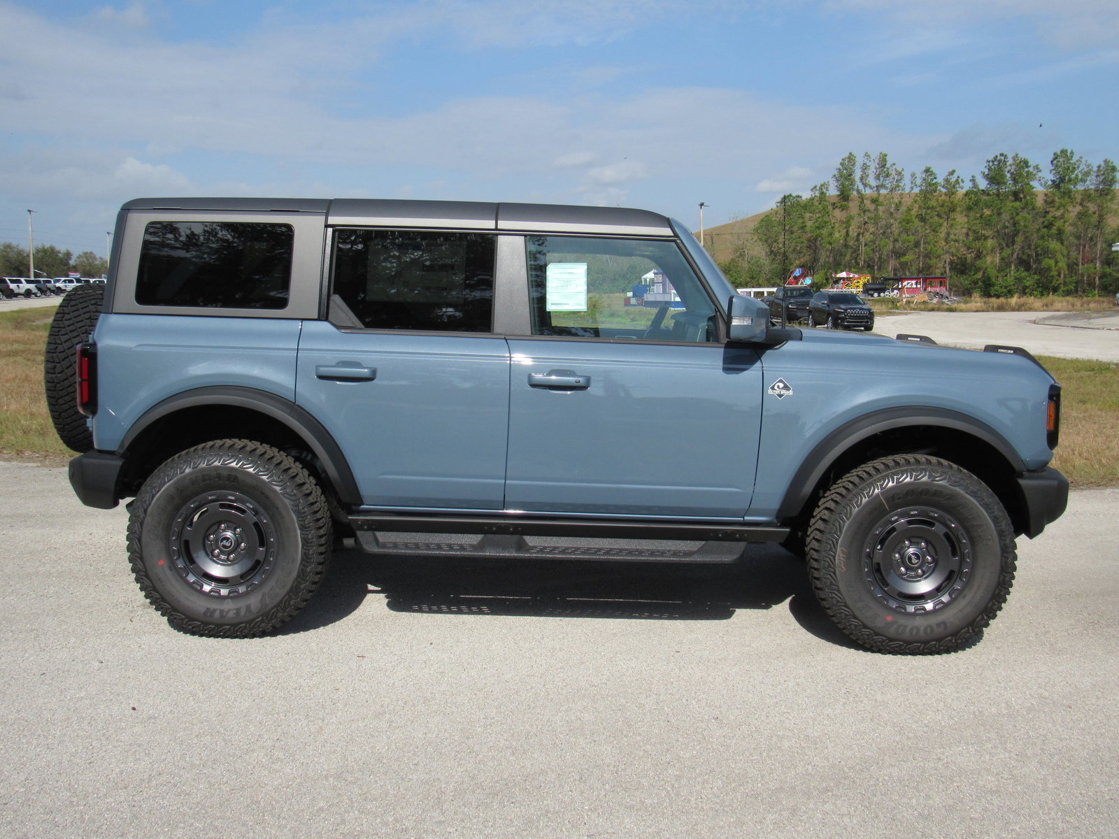 2024 Ford Bronco Outer Banks photo 2