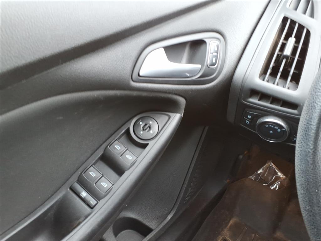 2016 Ford Focus SE photo 19
