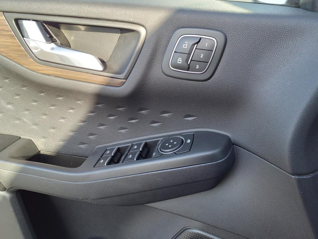2020 Ford Escape Titanium photo 10