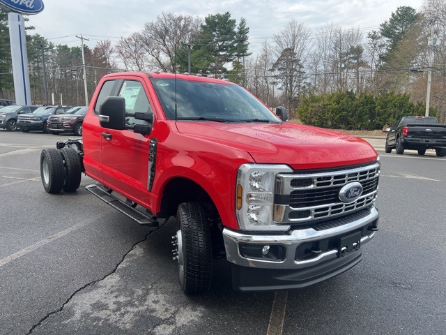 2025 Ford F-350 photo 3