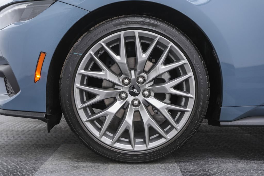 2025 Ford Mustang Premium photo 6