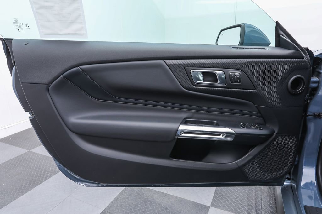 2025 Ford Mustang Premium photo 8