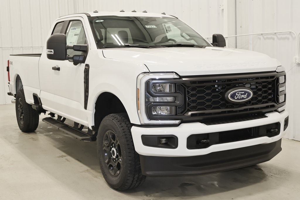 2025 Ford F-350 photo 2