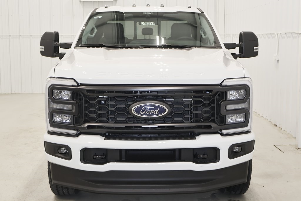 2025 Ford F-350 photo 3