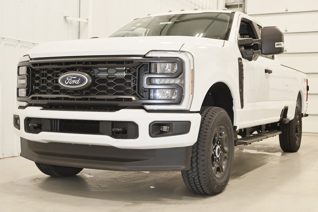 2025 Ford F-350 photo 4