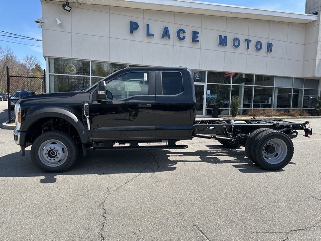 2025 Ford F-550 photo 4