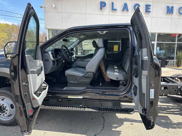 2025 Ford F-550 photo 9