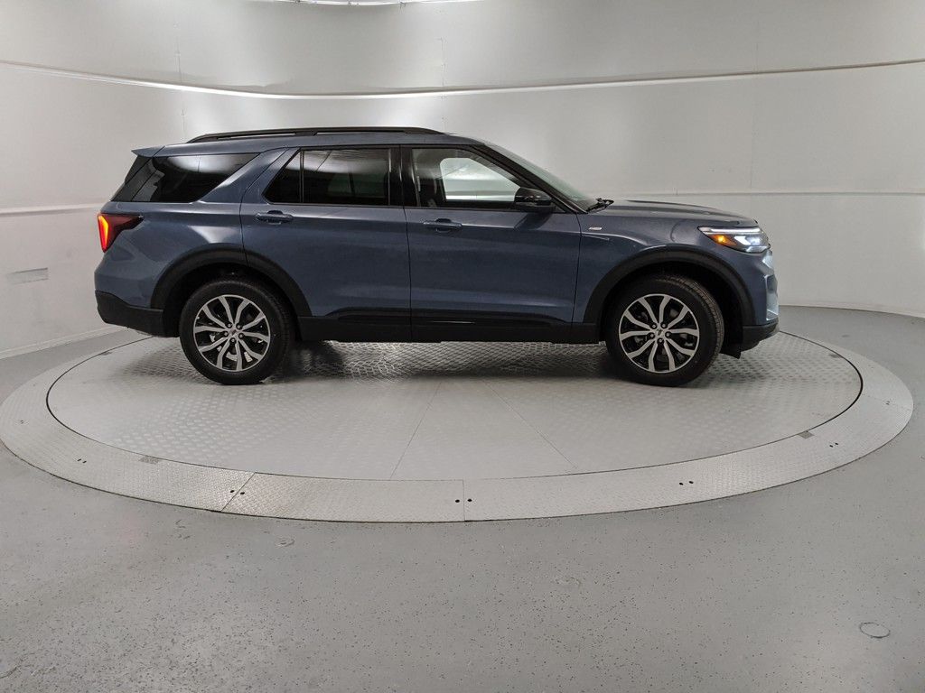 2025 Ford Explorer ST-Line photo 2