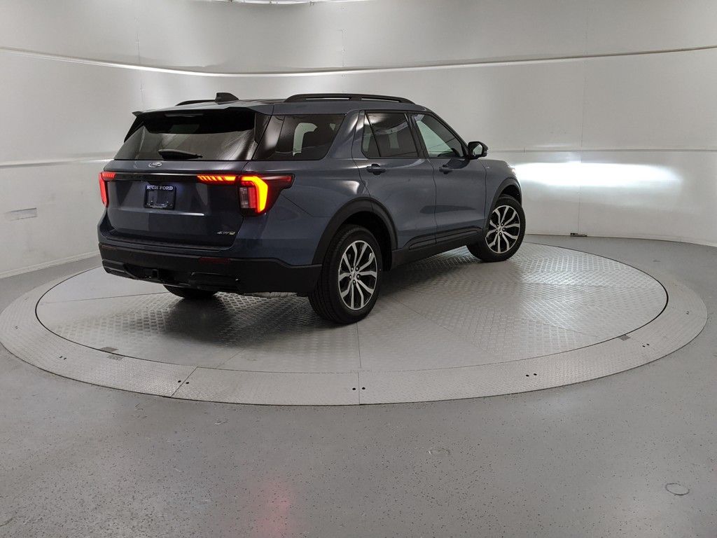 2025 Ford Explorer ST-Line photo 3
