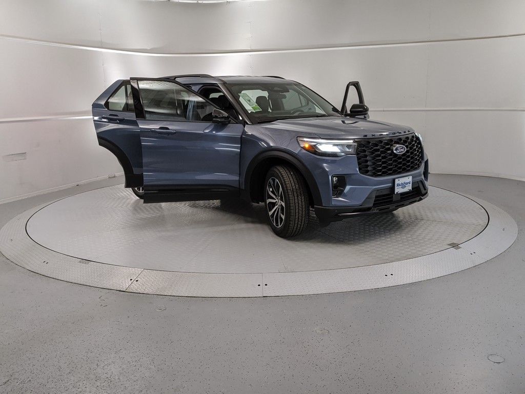 2025 Ford Explorer ST-Line photo 7