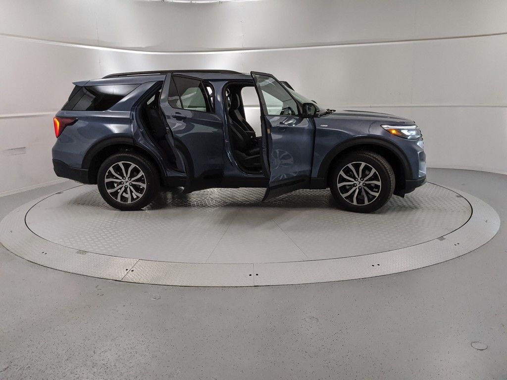 2025 Ford Explorer ST-Line photo 8