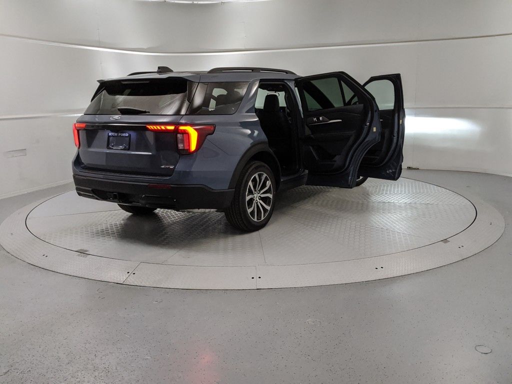 2025 Ford Explorer ST-Line photo 9